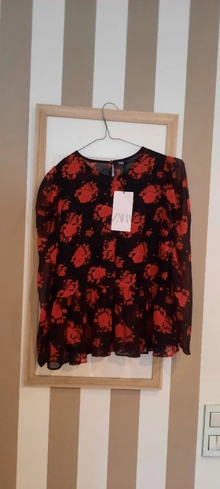 Blusa Zara Estampada Flores Roja y Negra