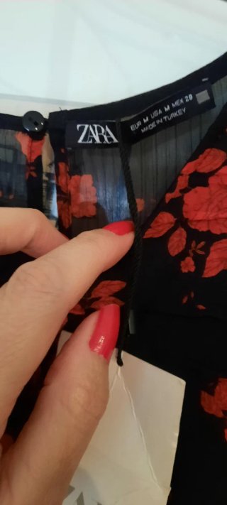Blusa Zara Estampada Flores Roja y Negra