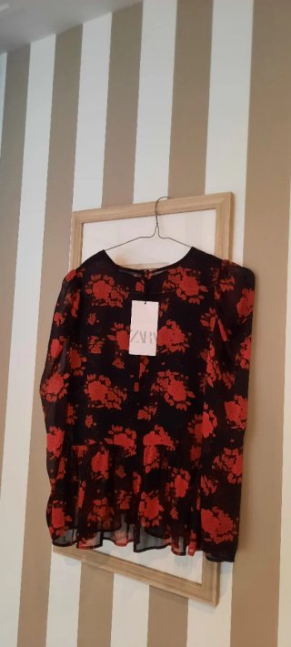 Blusa Zara Estampada Flores Roja y Negra
