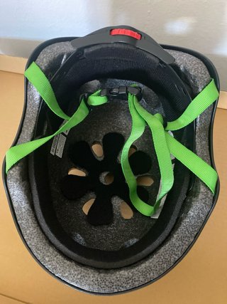 Casco patinete negro
