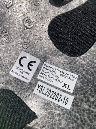 Casco patinete negro