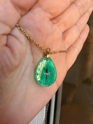 Collar artesanal bailarina verde y rosa