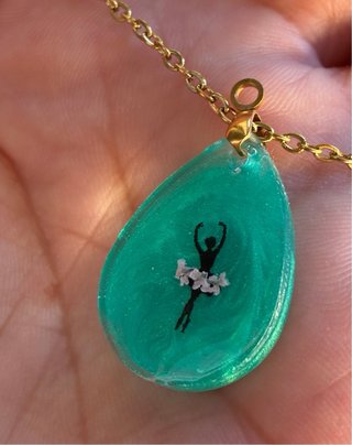 Collar artesanal bailarina verde y rosa