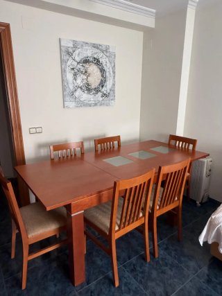 Mesa de comedor y 6 sillas de madera
