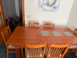 Mesa de comedor y 6 sillas de madera
