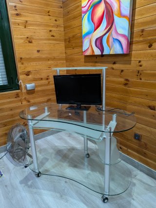 Mesa de ordenador de cristal y metal