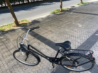 Bicicleta de ciudad negra