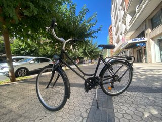 Bicicleta de ciudad negra
