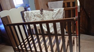 Cuna de bebé de madera con colchón