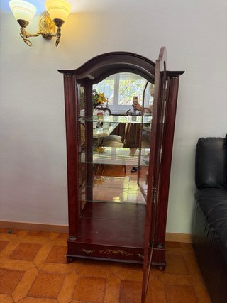 Vitrina de cristal y madera