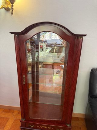 Vitrina de cristal y madera
