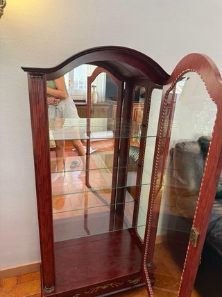 Vitrina de cristal y madera