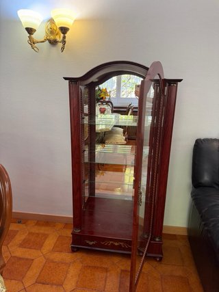 Vitrina de cristal y madera