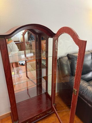 Vitrina de cristal y madera