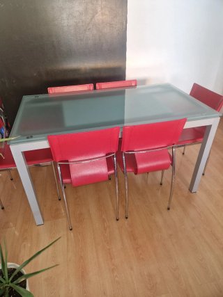 Mesa y 6 Sillas Comedor Cristal y sillas en rojo