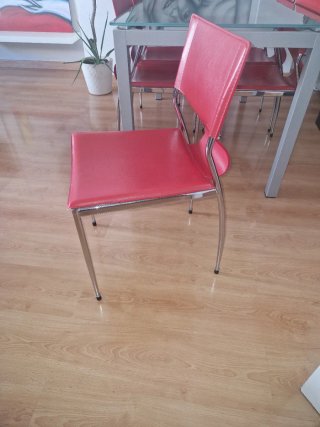 Mesa y 6 Sillas Comedor Cristal y sillas en rojo