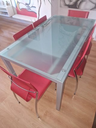 Mesa y 6 Sillas Comedor Cristal y sillas en rojo