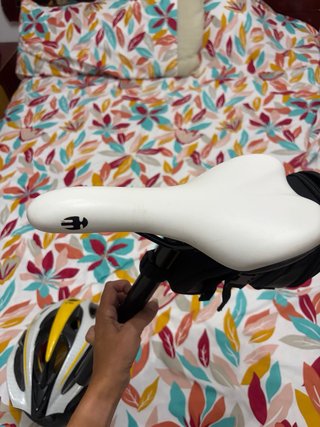 Casco y sillín de bicicleta con bolsa