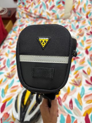 Casco y sillín de bicicleta con bolsa
