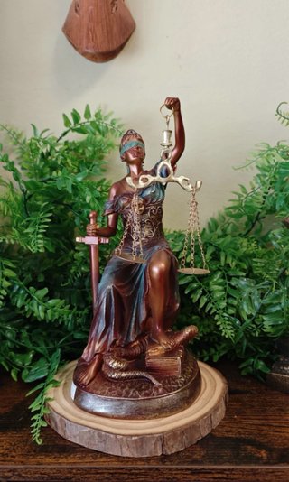 FIGURA DIOSA DE LA JUSTICIA. SENTADA TRONO TEMIS