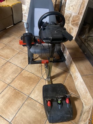 Volante Logitech G27 con pedales y palanca