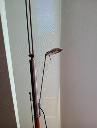 Lámpara de diseño de pie diseño metal y madera