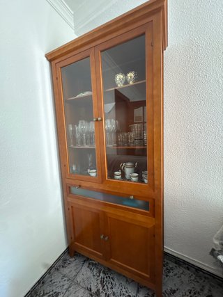 Mueble de salón de madera y cristal