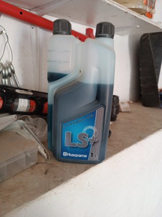 Aceite 2T Husqvarna  y 200 cl bote abierto