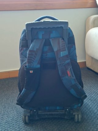 Mochila escolar Totto con ruedas y estuche Gabol.
