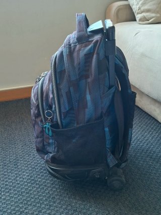 Mochila escolar Totto con ruedas y estuche Gabol.