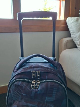 Mochila escolar Totto con ruedas y estuche Gabol.