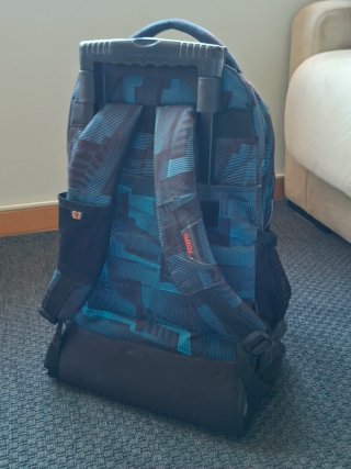 Mochila escolar Totto con ruedas y estuche Gabol.