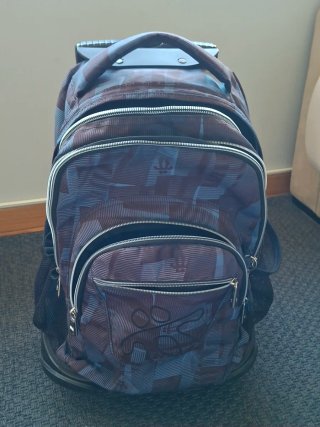 Mochila escolar Totto con ruedas y estuche Gabol.