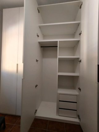 Armario blanco de madera espacioso