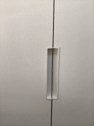 Armario blanco de madera espacioso