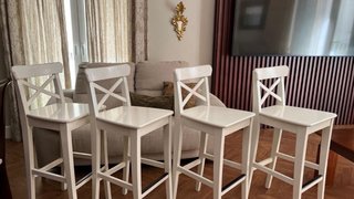 4 Taburetes Altos Blancos con Respaldo.