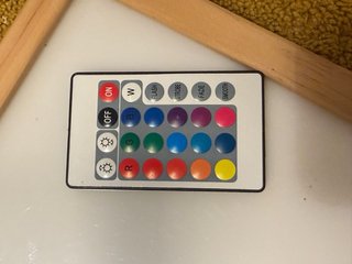 Mesa de luz infantil con objetos translúcidos