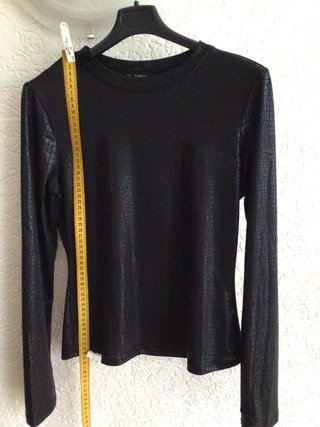 Maglia nera effetto pitone