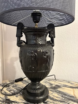 Lámpara de pie negra con tulipa