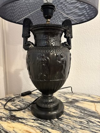 Lámpara de pie negra con tulipa