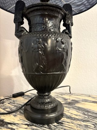 Lámpara de pie negra con tulipa