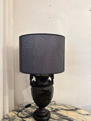 Lámpara de pie negra con tulipa