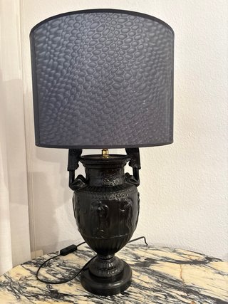 Lámpara de pie negra con tulipa
