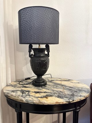 Lámpara de pie negra con tulipa