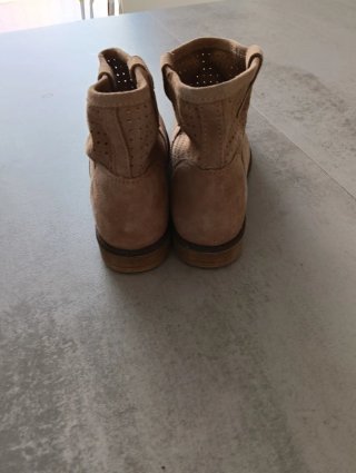 Botines troquelados beige/marrón