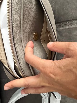 Bolso bandolera Guess gris