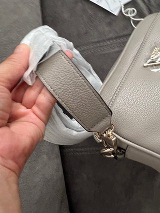 Bolso bandolera Guess gris