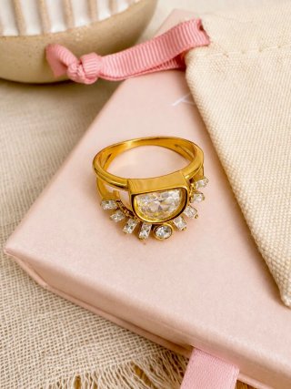 Anillo dorado con diseño abanico