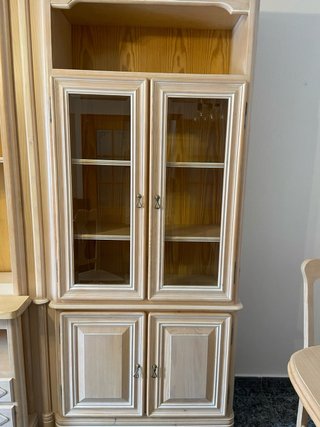 Mueble de madera y cristal