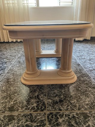 Mueble de madera y cristal